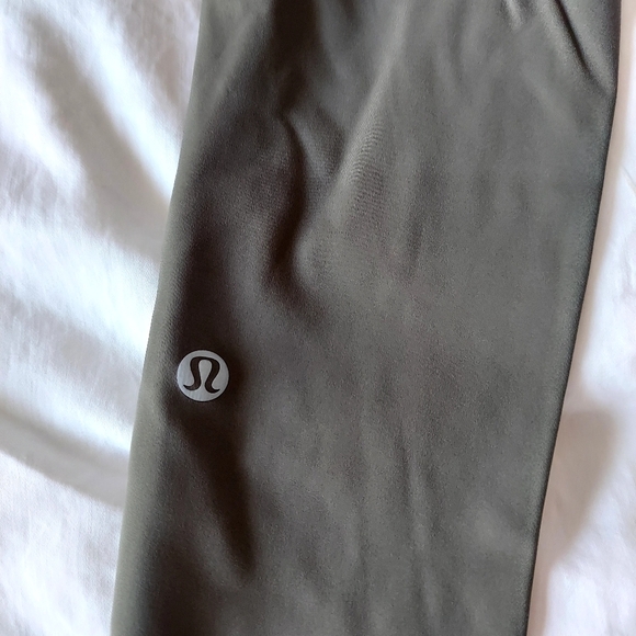 Lululemon Base Pace HR Crop 23" Army Green Size 2 - Picture 5 of 6